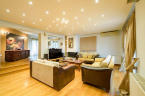 Lovely 3br maisonette close to the metro station